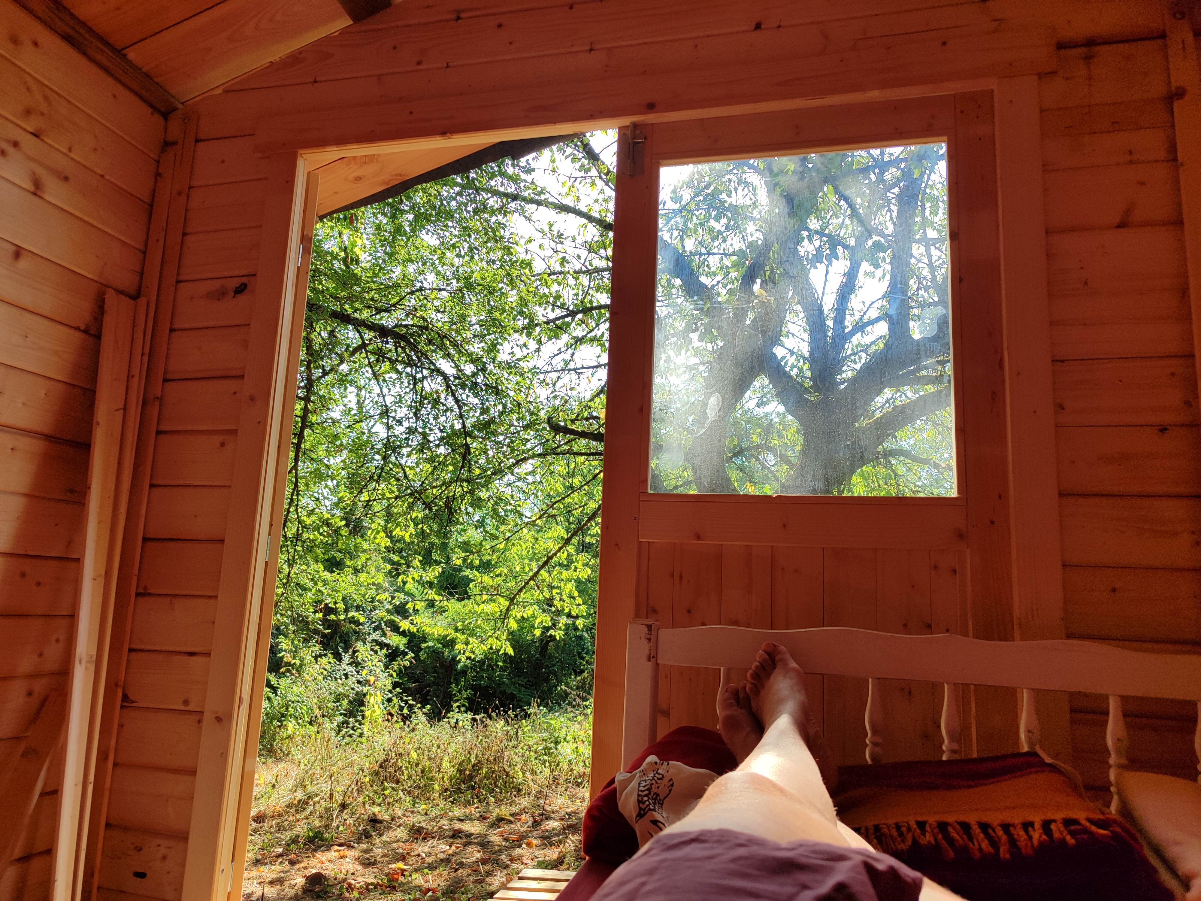 Cabanon lit une place de avril à octobre dans le jardin